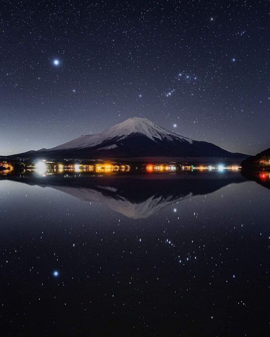 NightSkyToday's tweet photo. Sirius and Orion over Mount Fuji😍 https://t.co/x7Npk3A9BH