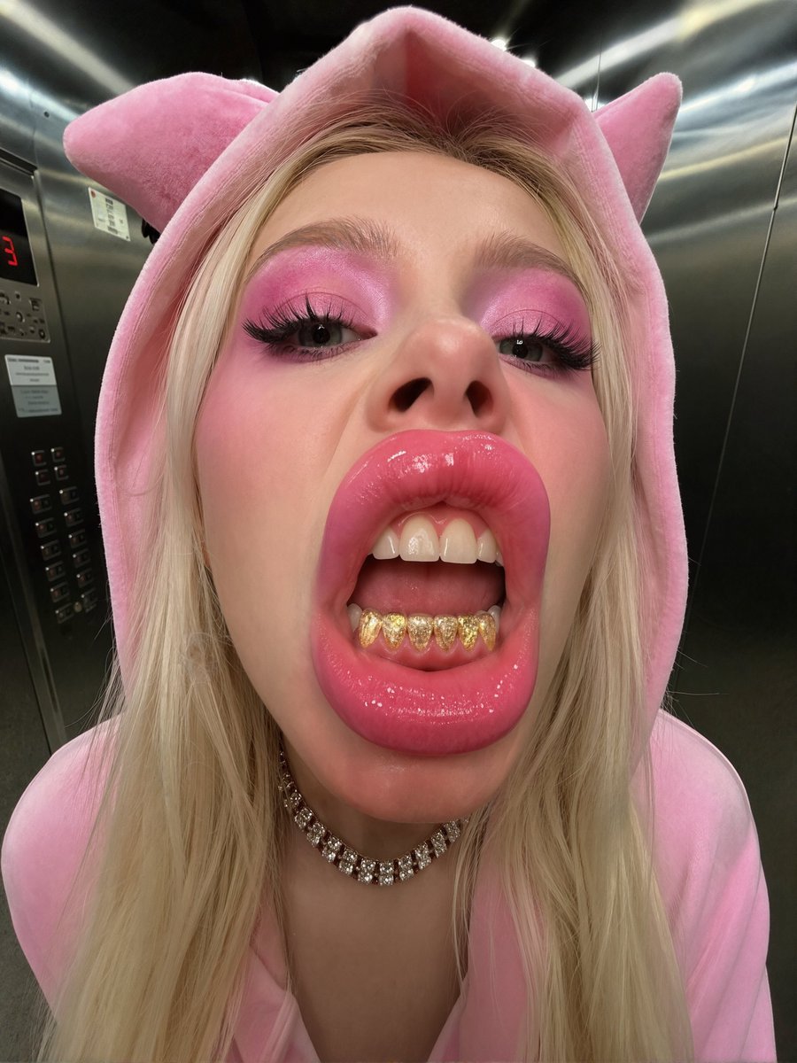 pink__ash_'s tweet photo. #y2kaesthetic #bimbocore #pinkaesthetic #2000sfashion #glamcore #bratzvibes #y2kstyle #pinkfeed #glossylips https://t.co/J7B88MmMPE
