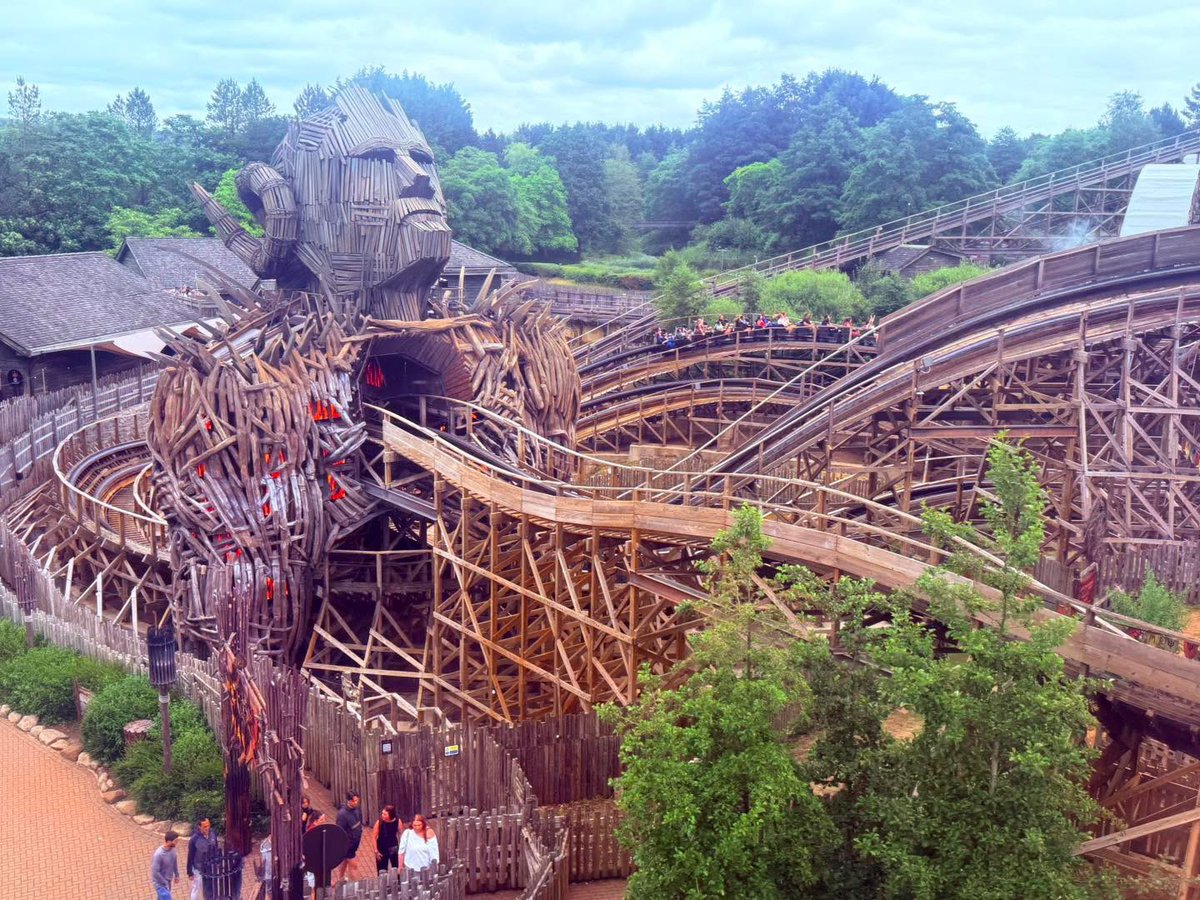ThemeParkWW's tweet photo. Are you planning a summer holidays trip to Alton Towers? ☀️ 

Come and join me for a brand new action packed vlog from the UK’s biggest theme park 🎢 

I share all of the latest updates and top tips for visiting the park this August! 

Watch HERE 👉 https://t.co/wx5VMoGowC https://t.co/3ygdH60Ntm