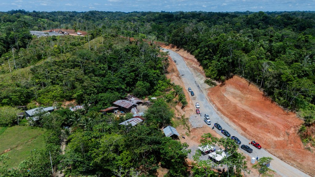 AmazoniaEc's tweet photo. 📍 Orellana 

🚧 Entregamos 2.7 millones de dólares para dar inicio al asfaltado de la parroquia El Dorado, en la provincia de Orellana. Gracias al liderazgo del presidente Daniel Noboa  Azin, las obras llegan a todos los rincones del país.
#lanuevamazonia
#Amazonia
#Orellana https://t.co/UIhehpmhNH