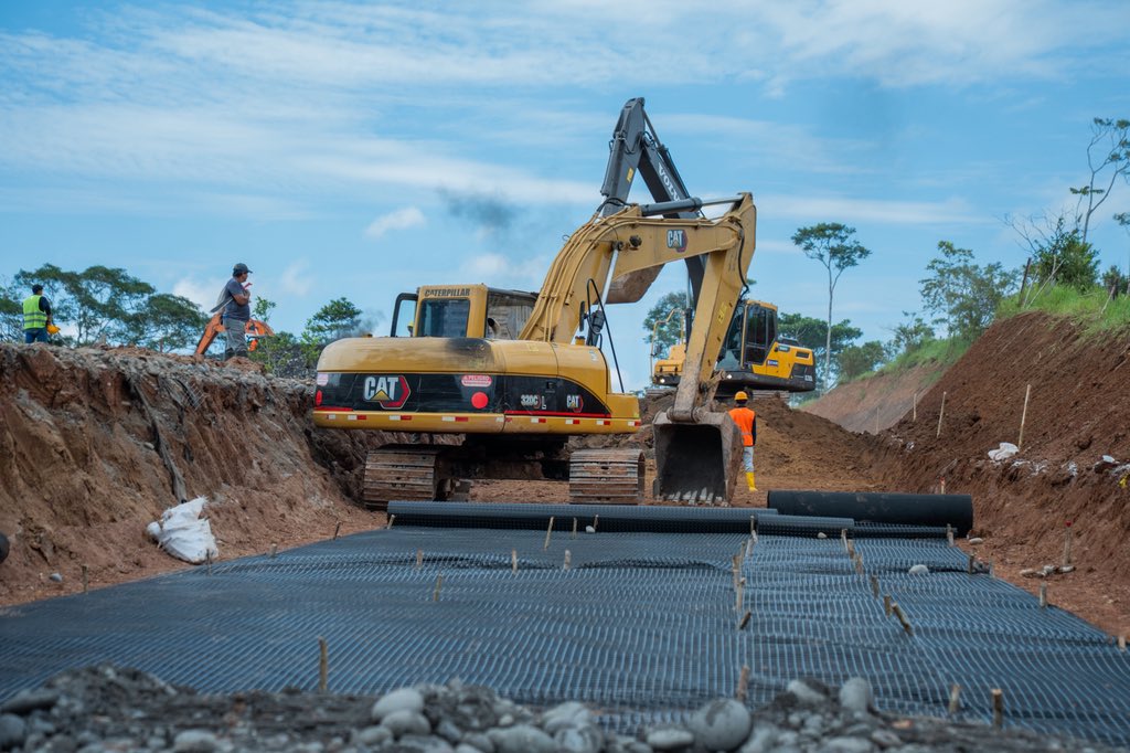 AmazoniaEc's tweet photo. 📍 Orellana 

🚧 Entregamos 2.7 millones de dólares para dar inicio al asfaltado de la parroquia El Dorado, en la provincia de Orellana. Gracias al liderazgo del presidente Daniel Noboa  Azin, las obras llegan a todos los rincones del país.
#lanuevamazonia
#Amazonia
#Orellana https://t.co/UIhehpmhNH