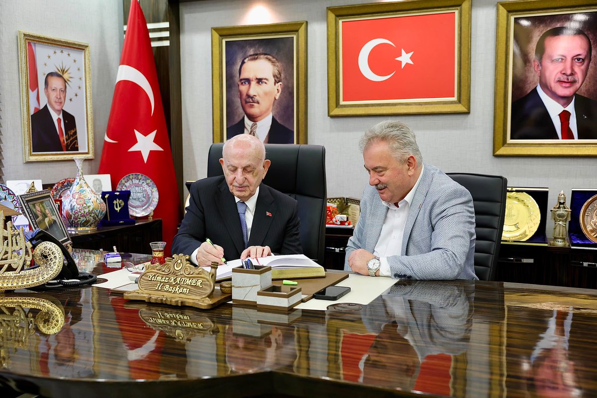 YilmazKATMER's tweet photo. Kıymetli hemşehrilerim,

📍Bugün, Türkiye Büyük Millet Meclisi (TBMM) 27. Başkanı İsmail Kahraman’ı İl Başkanlığımızı ziyarette bulundu. Kendileriyle ülkemiz ve şehrimiz üzerine samimi bir sohbet gerçekleştirdik. Nazik ziyaretlerinden ötürü teşekkür ediyorum.

📍Ardından, İl Başkanlığımızda kıymetli vatandaşlarımızla bir araya geldim. Gün boyunca hemşehrilerimizin talep, öneri ve düşüncelerini dinleyerek istişarelerde bulunduk.

📍 Kaçkar TV ortakları’ndan Mustafa Yılmaz’ın annesi Merhum Menfure Yılmaz’ın Pekmezli Köyümüzde düzenlenen cenaze merasimine katılarak son görevimizi yerine getirdik. Merhuma Allah’tan rahmet; ailesine, yakınlarına ve sevenlerine sabır ve başsağlığı diliyorum.