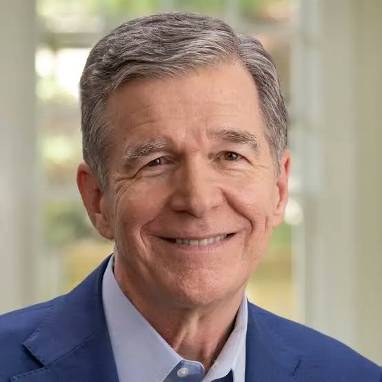 PollTracker2024's tweet photo. Change Research poll | 7/29-8/1

US Senate North Carolina 2026

🟦Roy Cooper 50% 
🟥Michael Whatley 41%

Link to poll: https://t.co/awWz3Q5zi2 https://t.co/6t92ykJH73
