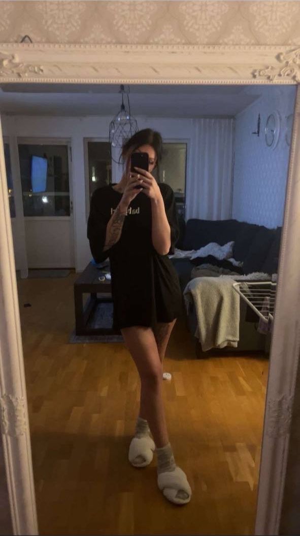 SelenaDenisa's tweet photo. I’m soo bored , need someone to make my night better https://t.co/MSp05Aduhm