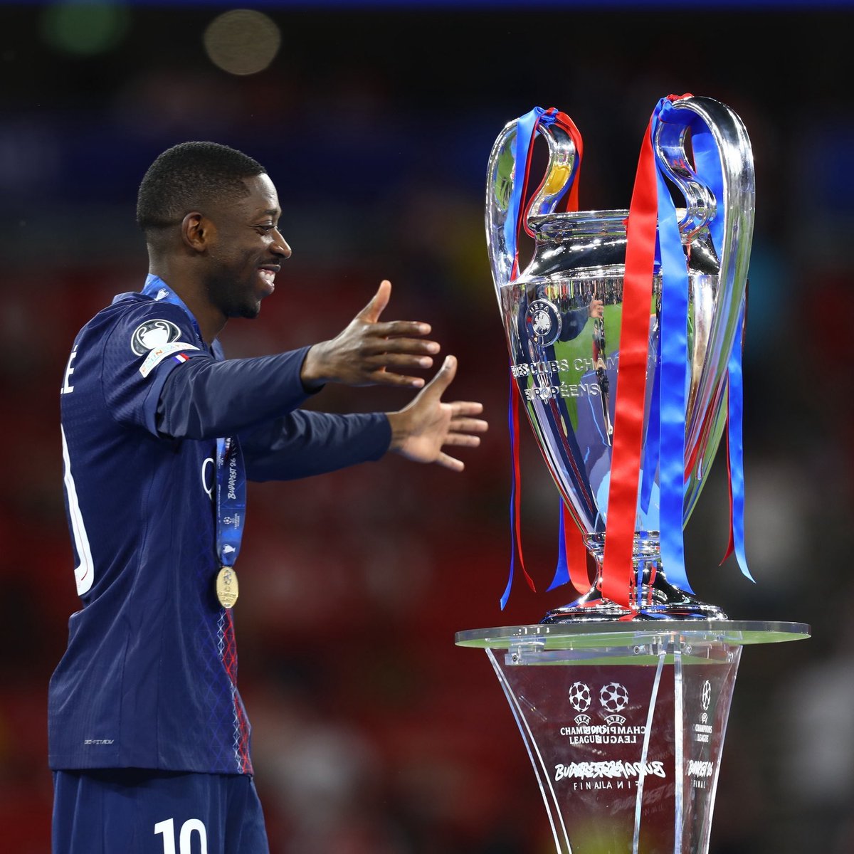 _BeFootball's tweet photo. 🚨 OBJECTIF SUPERCOUPE POUR OUSMANE DEMBÉLÉ 🇫🇷 !!! 🏆❤️💙

Le Ballon d'Or a écourté ses vacances pour rentrer plus tôt à Paris.

Son objectif est clair : se préparer pour disputer et remporter ce trophée !

(@Djaameel_) https://t.co/YDlhyvPFCF