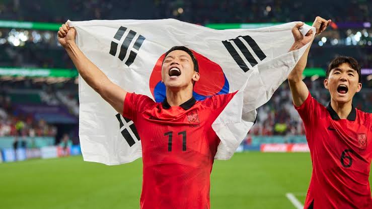 Red_Card_id's tweet photo. 🚨 Skandal 15 Tahun yang Baru Terungkap: Federasi Sepak Bola Korea Selatan Diduga Berikan “Fasilitas Seksual” kepada Wasit Internasional

🇰🇷 Media JTBC Korea Selatan mengungkapkan laporan audit Kementerian Budaya, Olahraga, dan Pariwisata tahun 2016 yang selama ini tidak dipublikasikan. Dalam dokumen tersebut, Federasi Sepak Bola Korea (KFA) disebut telah menyediakan fasilitas seksual (성접대) kepada wasit dan pengawas pertandingan asing antara Maret 2011 hingga Maret 2012.

⚽ Total ada 7 pertandingan yang terlibat, termasuk 3 laga kualifikasi Piala Dunia 2014 dan Olimpiade London 2012, serta 4 pertandingan persahabatan. Sekitar 10 hingga 20 pejabat wasit internasional dan pengawas pertandingan menjadi penerima fasilitas tersebut.

💰 Pembayaran dilakukan menggunakan kartu korporat KFA di tempat pijat dan salon di Seoul (Gangnam), Changwon, dan Ulsan. Jumlah yang dibayarkan berkisar dari 198 ribu won hingga 760 ribu won per sesi. Beberapa pembayaran bahkan dilakukan di malam sebelum atau beberapa jam setelah pertandingan.

🗣️ Seorang mantan pejabat Divisi Wasit KFA mengakui kepada JTBC bahwa praktik tersebut sudah menjadi kebiasaan saat itu. Ia mengatakan, “Supaya wasit meniup peluit dengan baik.” Ia juga mengklaim bahwa permintaan sering datang dari pihak wasit sendiri di bandara atau hotel.

📋 Laporan audit 2016 ini baru diungkap publik pada 6 Agustus 2026. KFA merespons dengan menyatakan bahwa kejadian tersebut sudah 15 tahun lalu dan dokumen resmi hanya disimpan selama 5 tahun, sehingga sulit diverifikasi secara detail. Mereka menambahkan bahwa saat ini sudah ada pedoman internal yang ketat terkait penggunaan kartu korporat.

🔍 Kasus ini menambah daftar panjang kontroversi yang melibatkan integritas wasit di tingkat internasional. Praktik serupa pernah mencuat di wilayah CONCACAF pada periode yang kurang lebih sama, meskipun penanganannya dianggap kurang transparan oleh banyak pihak.

❓ Menurut Anda, apakah skandal yang sudah berusia 15 tahun ini masih layak diselidiki lebih lanjut oleh FIFA, atau cukup dianggap sebagai “masalah masa lalu”?

📝 JTBC