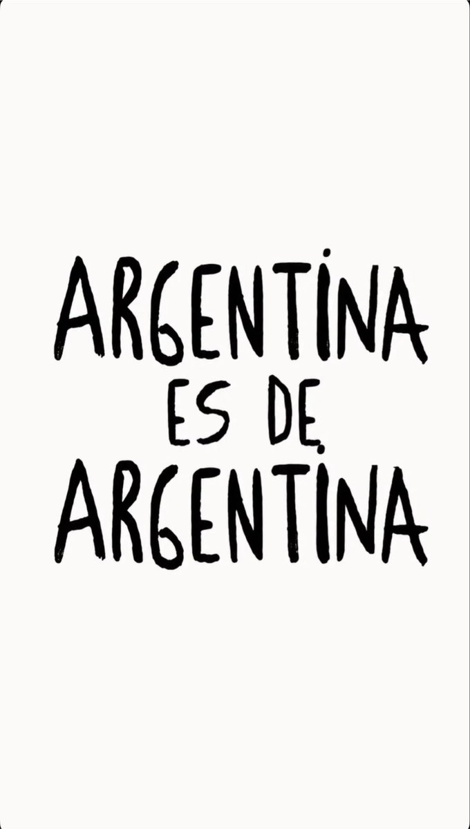 PedroLambertini's tweet photo. La pregunta de fondo que hoy debemos hacernos es: ¿la tierra rural debe ser tratada como cualquier activo de mercado o merece un régimen especial por su vínculo con la producción de alimentos, el agua, los recursos naturales y las zonas de frontera?

Muchos países democráticos respondieron que sí merece un tratamiento especial. Esa es la discusión que deberíamos dar, sin reducirla a eslóganes ni chicanas partidarias.

No caigamos en la trampa de las comparaciones improcedentes y tendenciosas: Cristina y China, Lázaro Báez, nuestros abuelitos inmigrantes, o el argumento insólito de que “da lo mismo que la tierra esté en manos de un argentino o de un extranjero”. Son intentos de desviar la discusión.

Todo lo que nos aleje de la pregunta central —si la tierra rural debe ser tratada como un activo de mercado o como un recurso estratégico sujeto a límites especiales— es hoy irrelevante.