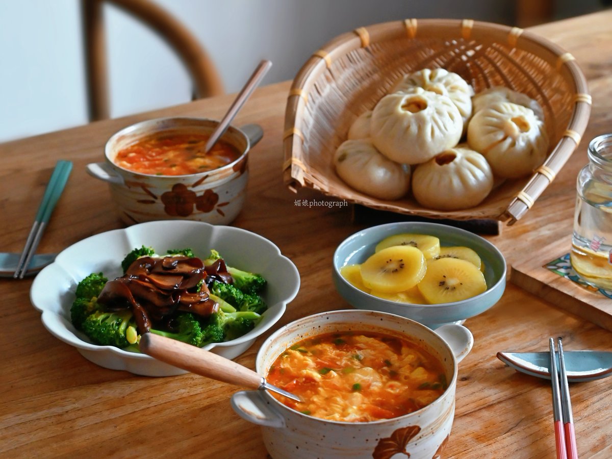 RaeMaxwell4sle's tweet photo. [Three years ago, I couldn’t boil rice without burning it. Today My home-cooked meals make my roommate ask for seconds. Small wins = big warmth ]， https://t.co/3NkW0KUUPQ