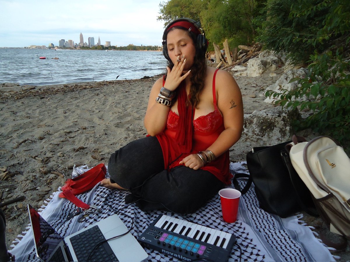 llluv1a's tweet photo. Performative producing in front of mother erie https://t.co/Z0ROdFzDxK
