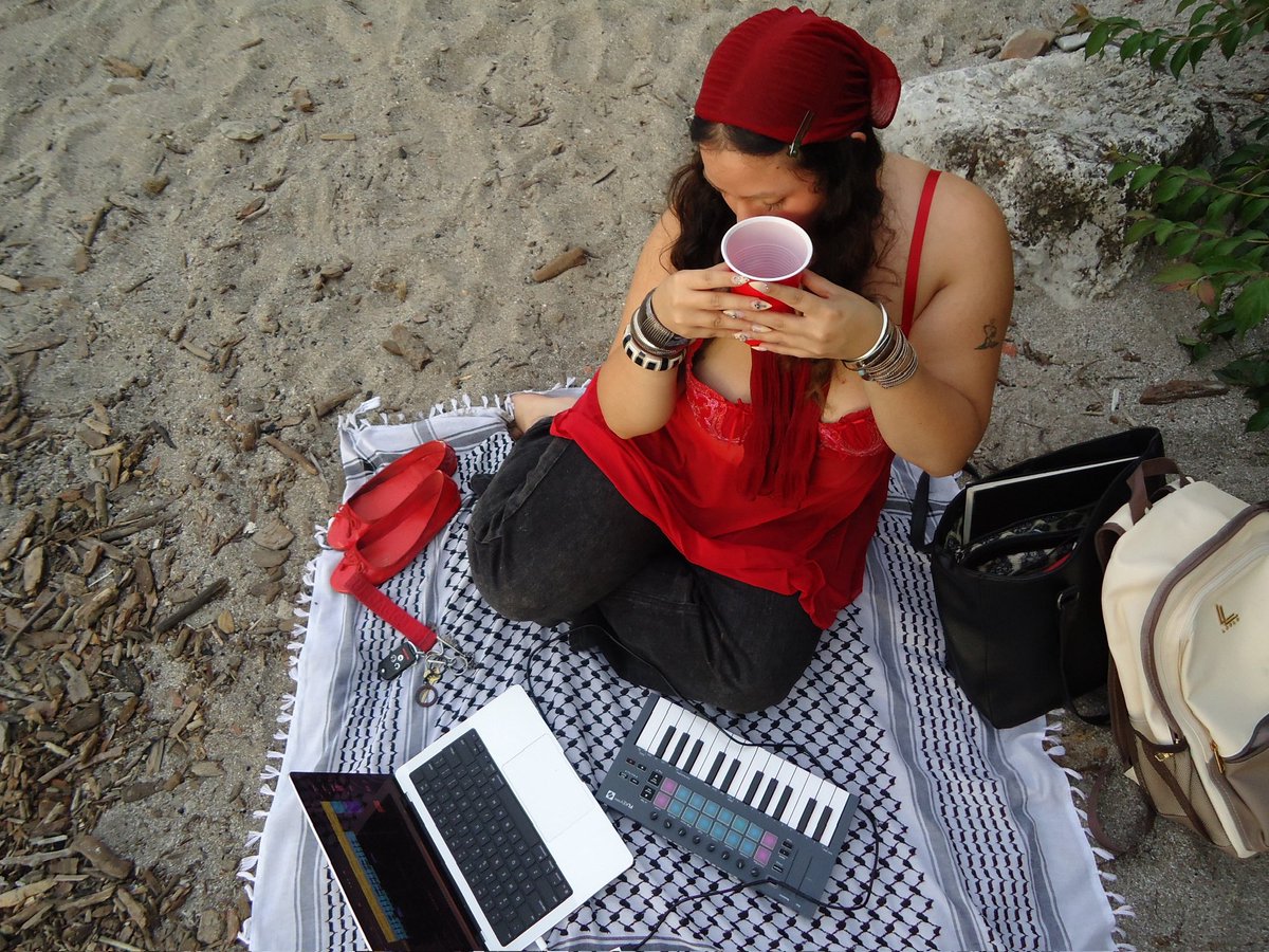 llluv1a's tweet photo. Performative producing in front of mother erie https://t.co/Z0ROdFzDxK