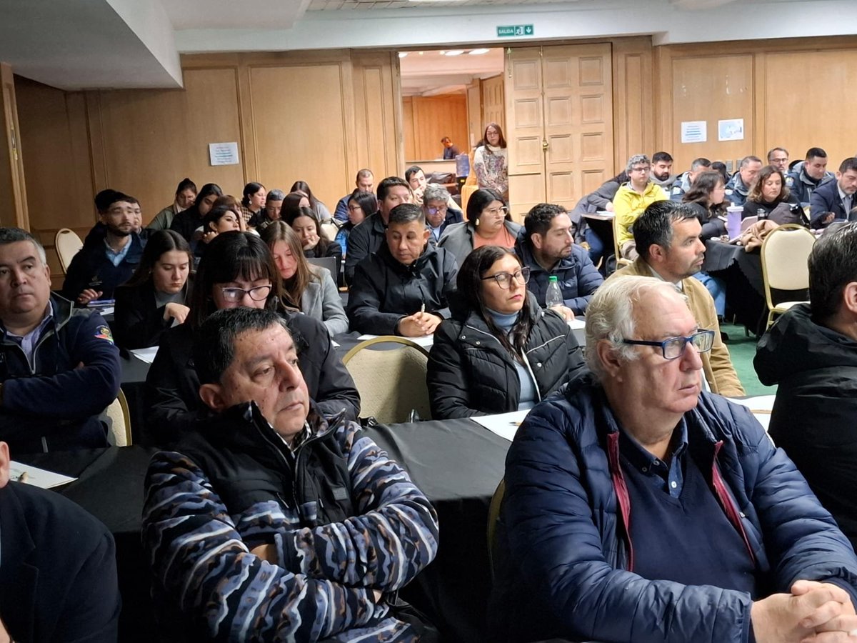 ACHMChile's tweet photo. Más de 90 funcionarias y funcionarios municipales participan en Concepción en la capacitación de la ACHM sobre la Ley N.º 19.925, abordando patentes de alcoholes, fiscalización, sanciones, prevención y ordenanzas locales. https://t.co/ADMmhWxIrV