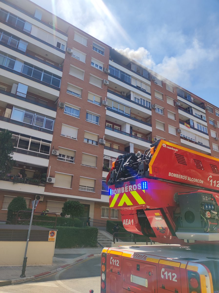 PoliciaAlcorcon's tweet photo. 🚨Intervenimos junto a @alcorconbombero , @112cmadrid , @policia y @PCivil_Alcorcon en un grave incendio declarado en una vivienda de Alcorcón.
Lamentablemente,tenemos que comunicar el fallecimiento de una persona moradora del inmueble, como consecuencia de la inhalación de humo https://t.co/gk0DqdqlfR