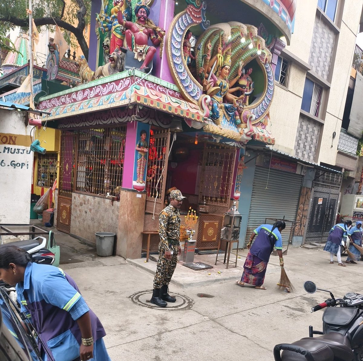 ChristinMP_'s tweet photo. Bengaluru South City Corporation said it has cleared 1,476 tonnes of construction and demolition waste and removed footpath encroachments along 131.46 km under 'Freedom from Waste' campaign. On August 6 alone, 6.6 km of footpath encroachments were removed in Jayanagar and Bommanahalli, while 2.5 km of footpaths were repaired. @comm_blr_south