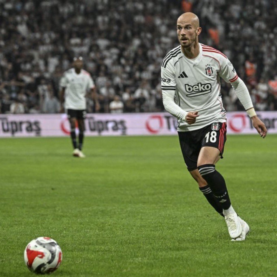 semtinmuhabiri's tweet photo. “Sağ kanat ihtiyacımız yoktu” demişti başkan. Salah’tan vazgeçip oynattığımız adam da Cerny. https://t.co/DdYym4X6O9
