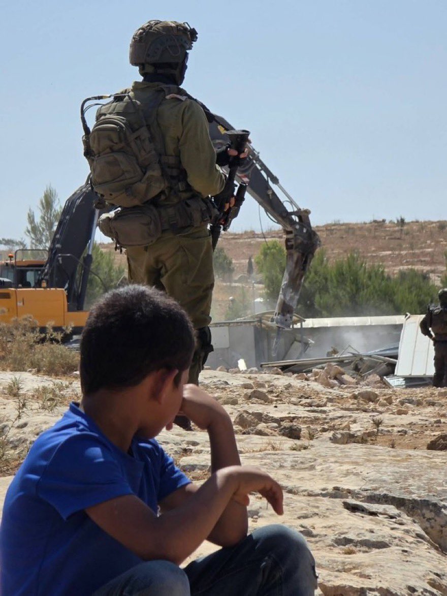 Abu_Salah9's tweet photo. طفل فلسطيني بالزي المدرسي يشاهد الجيش الاسرائيلي وهو يقوم بهدم مدرسته وسرقة أرضها من أجل بناء مستوطنة مكانها.

صورة ستبقى للتاريخ https://t.co/kzYzF8V6Mr