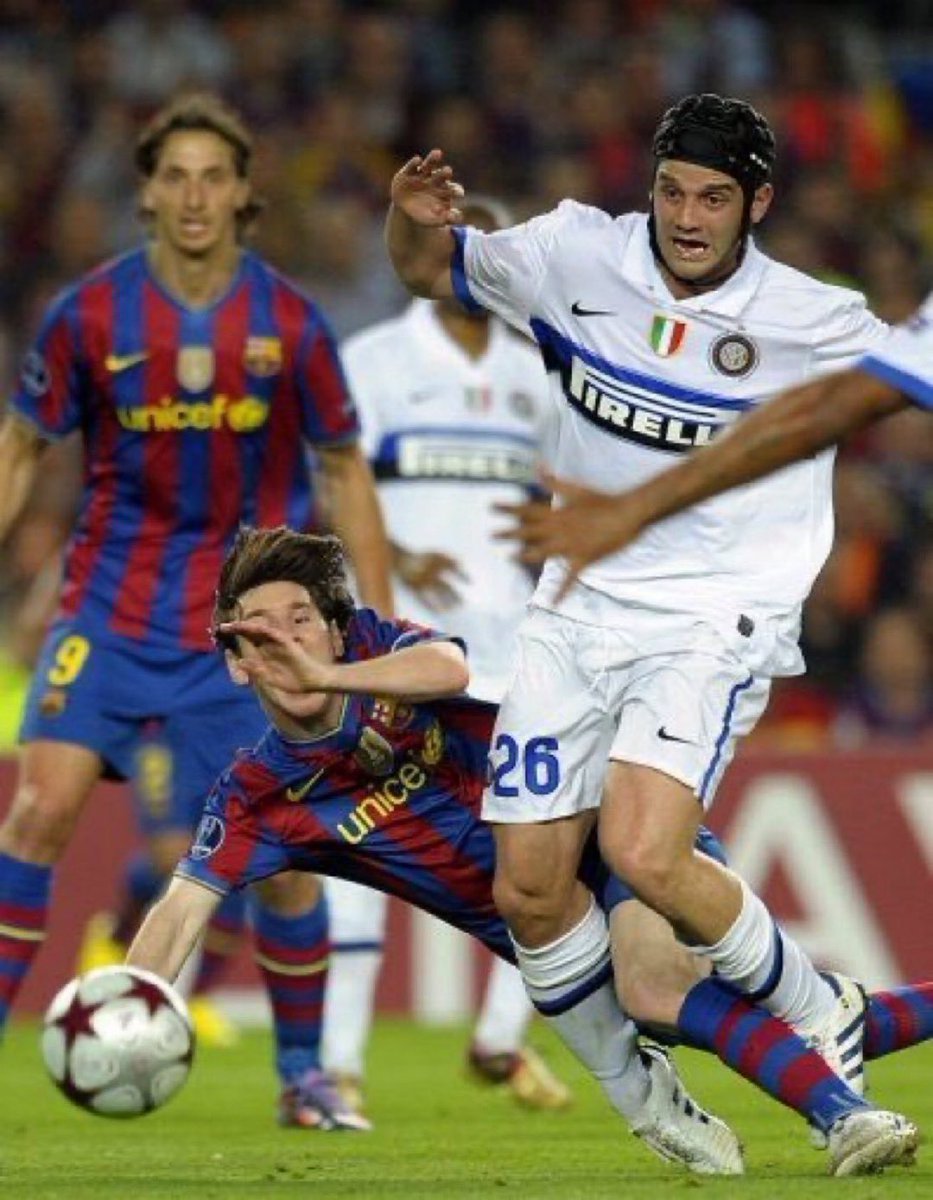 Ronieutd's tweet photo. I see Lionel Messi and Zlatan Ibrahimovic

Guess the player in whit 

Level: VERY HARD https://t.co/wgzaDbOhH6