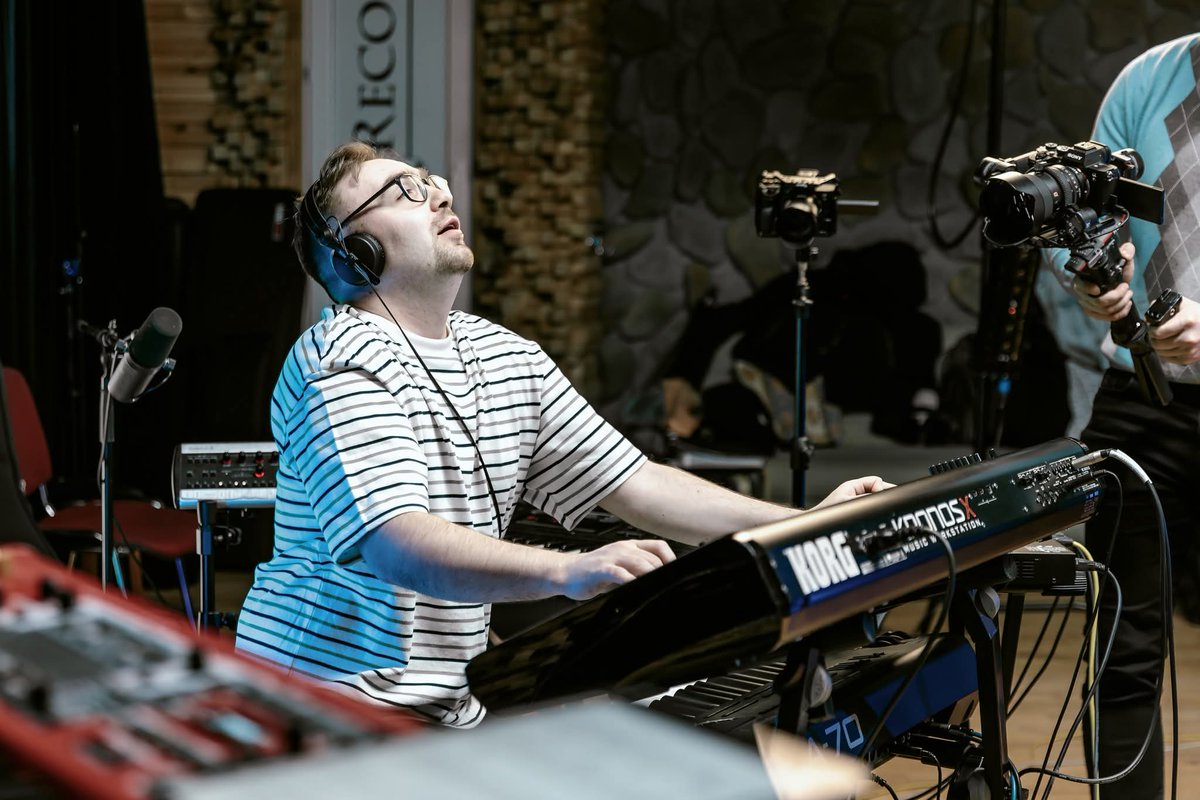 CapitalJazzClub's tweet photo. #NP, 'Voyage', featuring #AlexHutchings, & #StevenWilliams, off The @ValeriyStepanov #FusionProject's *Album No. 1*. (2019). The #CapitalJazzClub984, with @JacobAsiyo, & @KaimaMwiti.
Steven Williams: Drums
Alex Hutchings: Guitar
Valerie Stepanov: Keyboards, Synths, Programming. https://t.co/KfWEMhGQn3