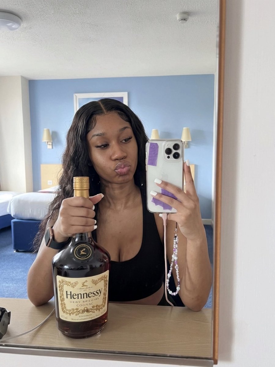 PheeTX's tweet photo. RT if your Dick  is big like this  henny bottle 💦#nsfwtwtًً #chudai #horny #cnc #whore #brum https://t.co/38pztjpGpz