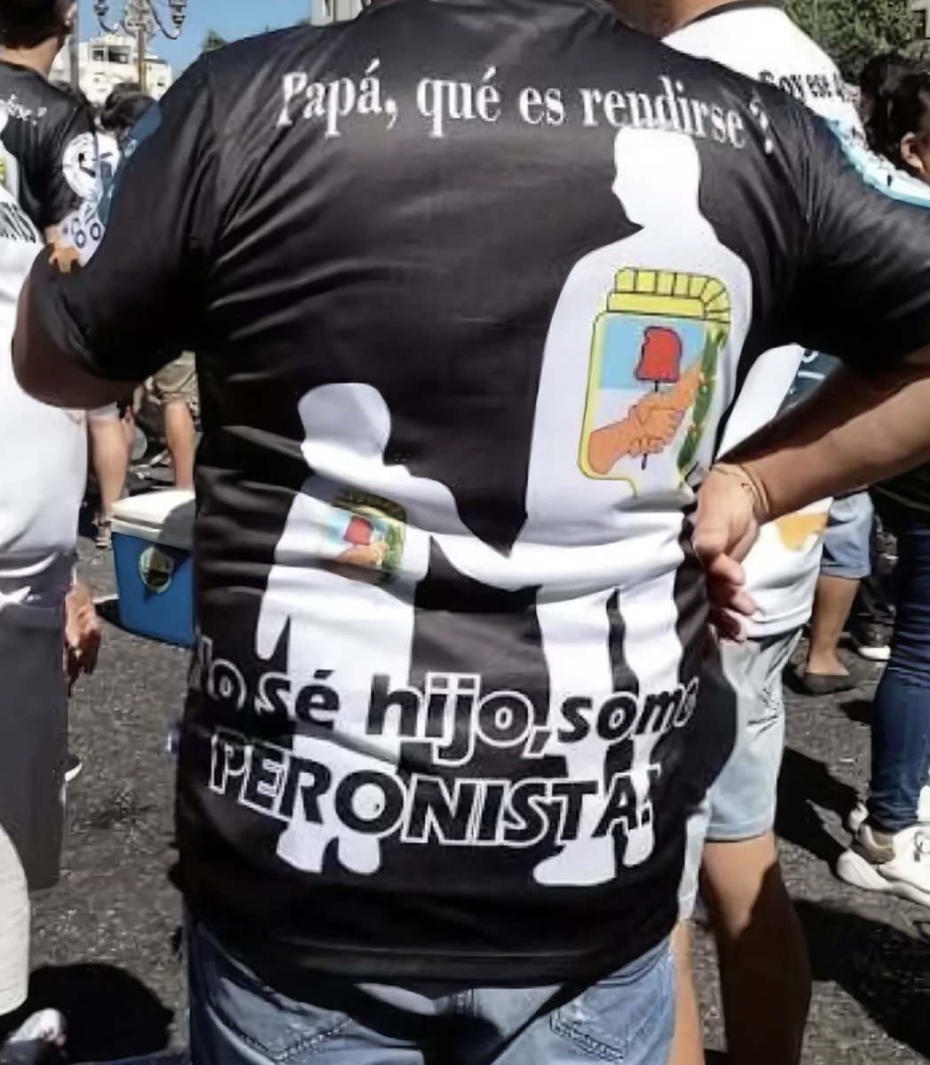 iannncitoRP's tweet photo. estrenó remera mi viejo https://t.co/q0mJSGLWeu