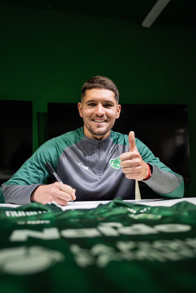 CASarmientoOf's tweet photo. ¡Bienvenido, Agustín Nadruz! 🙌

El mediocampista uruguayo llega libre, tras su último paso en Deportes Cobresal, del fútbol chileno y firmó contrato por un año y medio con nuestra institución ✍️

#DaleVerde 🇳🇬 https://t.co/7GIwEakOdZ