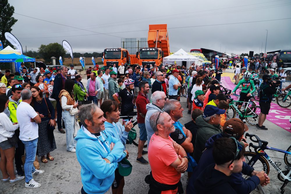 txirpial's tweet photo. Felix Gall gana en la tercera etapa de Vuelta a Burgos, instantáneas de la salida y algún tramo del recorrido. #VueltaABurgos #UCIProSeries #ProvinciaDeBurgos
@UCI_cycling https://t.co/tvL2OXqSbh