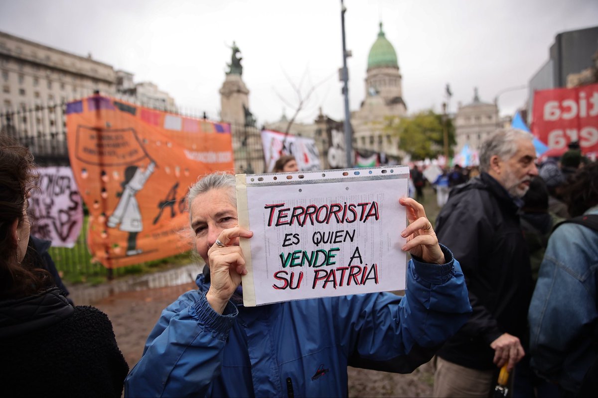 revistacitrica's tweet photo. En el reciento empezó el tratamiento de la ley de inviolabilidad de la propiedad privada, la venta del país, para decirlo en criollo. ¿Y afuera? Afuera la gente ocupando su pedazo de suelo en la plaza y así rechazar una ley que va en contra de nuestra soberanía.

📸 Rodri Ruiz https://t.co/INUdv040AH