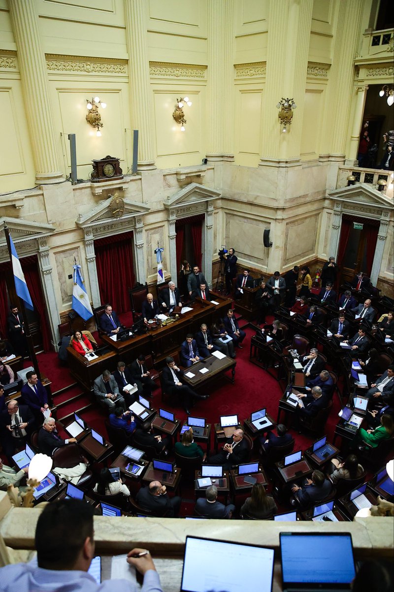 revistacitrica's tweet photo. En el reciento empezó el tratamiento de la ley de inviolabilidad de la propiedad privada, la venta del país, para decirlo en criollo. ¿Y afuera? Afuera la gente ocupando su pedazo de suelo en la plaza y así rechazar una ley que va en contra de nuestra soberanía.

📸 Rodri Ruiz https://t.co/INUdv040AH