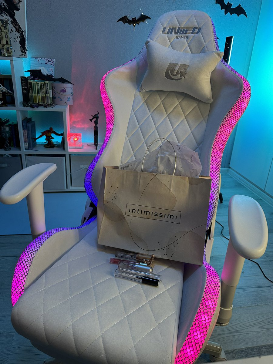 DiviNattaTTV's tweet photo. Oh yeah, and more 150$ that u should pay for lip glosses for goddess 
Bio https://t.co/3HN3yEYX7C