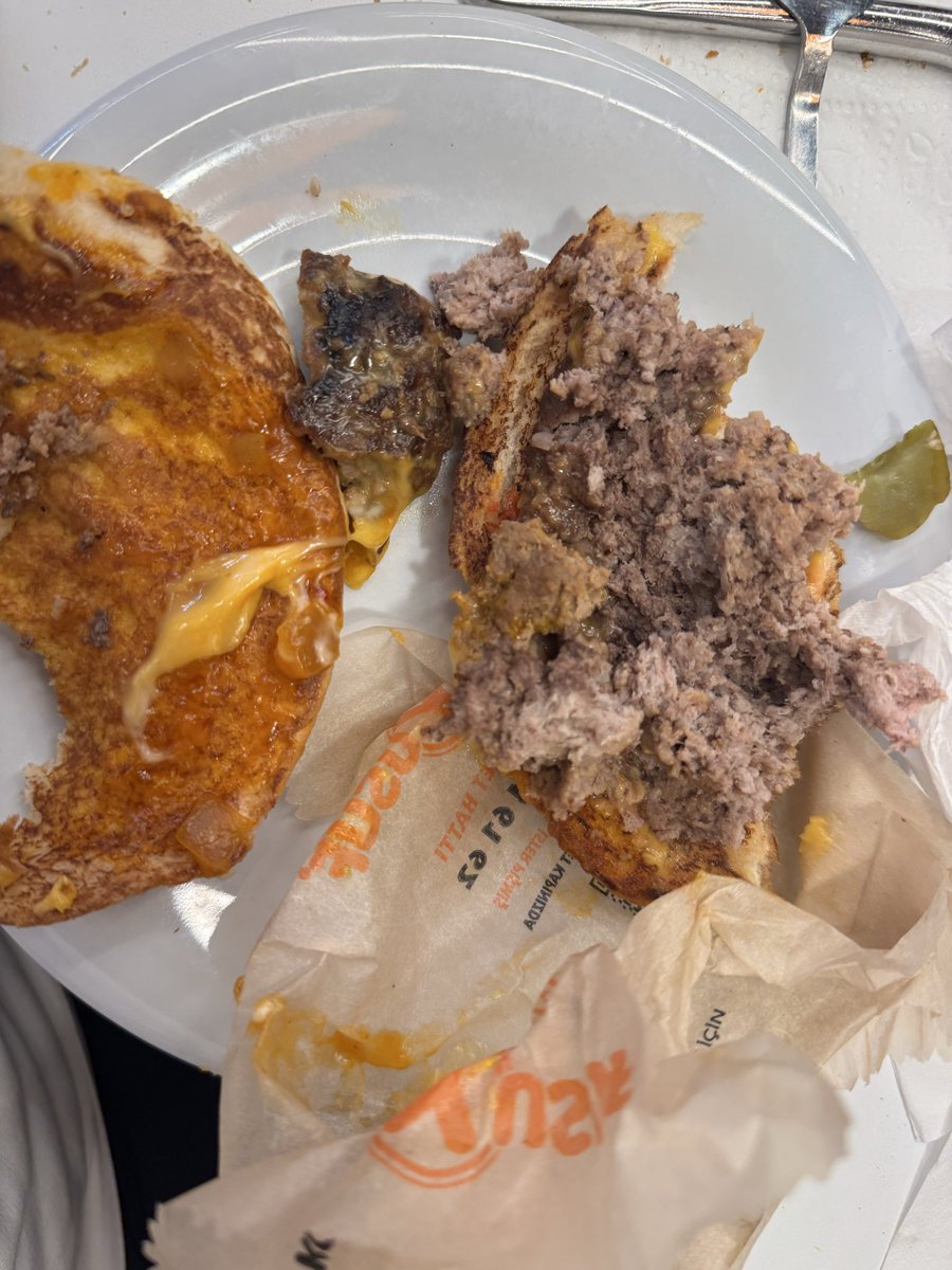 MedetogluFurkan's tweet photo. Bugün Saat 21.00 da  Ordu Ünye Köfteci Yusuf şubesine hamburger yemek için gittik. 1 saat bekledikten sonra siparişimiz geldi.Ancak gelen köfteler ete benzemiyor ve içinden görselde eklediğim şeyler çıktı.İnsanlara ne yediriyorsunuz açıklarmısınız lütfen! @kofteciyusuftr https://t.co/Ll0TsRfEGS