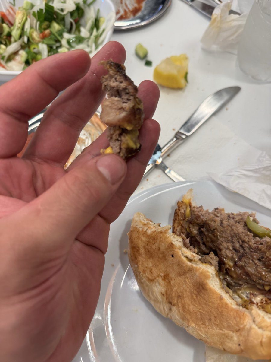 MedetogluFurkan's tweet photo. Bugün Saat 21.00 da  Ordu Ünye Köfteci Yusuf şubesine hamburger yemek için gittik. 1 saat bekledikten sonra siparişimiz geldi.Ancak gelen köfteler ete benzemiyor ve içinden görselde eklediğim şeyler çıktı.İnsanlara ne yediriyorsunuz açıklarmısınız lütfen! @kofteciyusuftr https://t.co/Ll0TsRfEGS