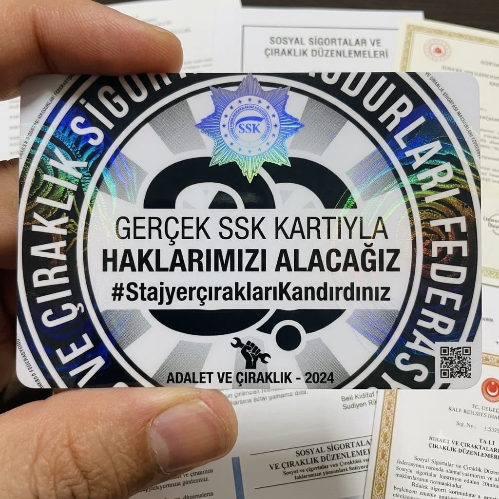 CirakStajFED's tweet photo. STAJ VE ÇIRAKLIK SİGORTASI MAĞDURLARI FEDERASYONU
@Akparti
@MHP_Bilgi
@yenipartiyiz 
@RTErdogan 
@dbdevletbahceli 
@eczozgurozel
@Yusuf__Tekin 
@tcmeb 
@isikhanvedat 
@csgbakanligi 
@memetsimsek 
@HMBakanligi 
@abakingurlek 
@iletisim 
@herkesicinCHP
@iyiparti
@YeniYolTBMM
@SaadetPartisi
@GelecekPartiTR
@devapartisi
@_DemokratParti
@rprefahpartisi
@anahtarparti
@zaferpartisi
@bbpgenelmerkez
 @DSPGenelMerkez 
@BTP_Parti
@tipgenelmerkez
@dypmerkez 
@emekpartisi 
@NumanKurtulmus
@mehmetucum
@oktay_saral
@ejderacikkapi
@MahinurOzdemir
@profdrorhanates 
@MvDrHasanArslan 
@aerdemcantimur
@Korkutata_Zeki 
@isikhanvedat 
@vedatbilgn
@akbasogluemin
@NazimMavis
@leylasahinusta
@resulkurt34
@vedatbilgn
@zorlu77

Çocuk yaşta üretim çarklarının başına geçen yüz binlerce stajyer ve çırak, ellerine teslim edilen gerçek SSK kartıyla bu ülkenin geleceğine emek verdi. 

Üzerinde T.C. Çalışma ve Sosyal Güvenlik Bakanlığı amblemi ve resmi SSK sicil numarası bulunan o kartlar elimize tutuşturulduğunda, sigortamızın ve emeklilik sürecimizin resmen başladığına inandırıldık.

Yıllar sonra emeklilik hakkımızı aradığımızda karşılaştığımız acı gerçek ise şuydu: 

Elimizdeki gerçek SSK kartı ve verilen sicil numarası emeklilik primlerimizi değil, yalnızca kısa vadeli sigortayı kapsıyordu. Yıllarca süren çocukluk emeğimiz ve alın terimiz tek bir kanuni tanımlamayla yok sayıldı.

Hakkımız Olmayanı Değil, Alın Terimizin Karşılığını İstiyoruz!

Staj ve çıraklık döneminde yapılan sigorta girişlerinin, emeklilikte uzun vadeli sigorta başlangıcı olarak tescil edilmesi anayasal bir adalet ve vicdan borcudur. 

Çıkarılacak tek bir yasal düzenleme ile bu tarihi mağduriyet derhal giderilmelidir.
Bu akşam tüm staj ve çıraklık mağdurlarını, ailelerini ve hakkaniyete inanan tüm yurttaşlarımızı sosyal medyada tek ses olmaya davet ediyoruz.

Kamuoyuna saygıyla duyurulur.
Staj ve Çıraklık Sigortası Mağdurları Federasyonu

Gerçek SSK kartıyla
#StajyerçıraklarıKandırdınız