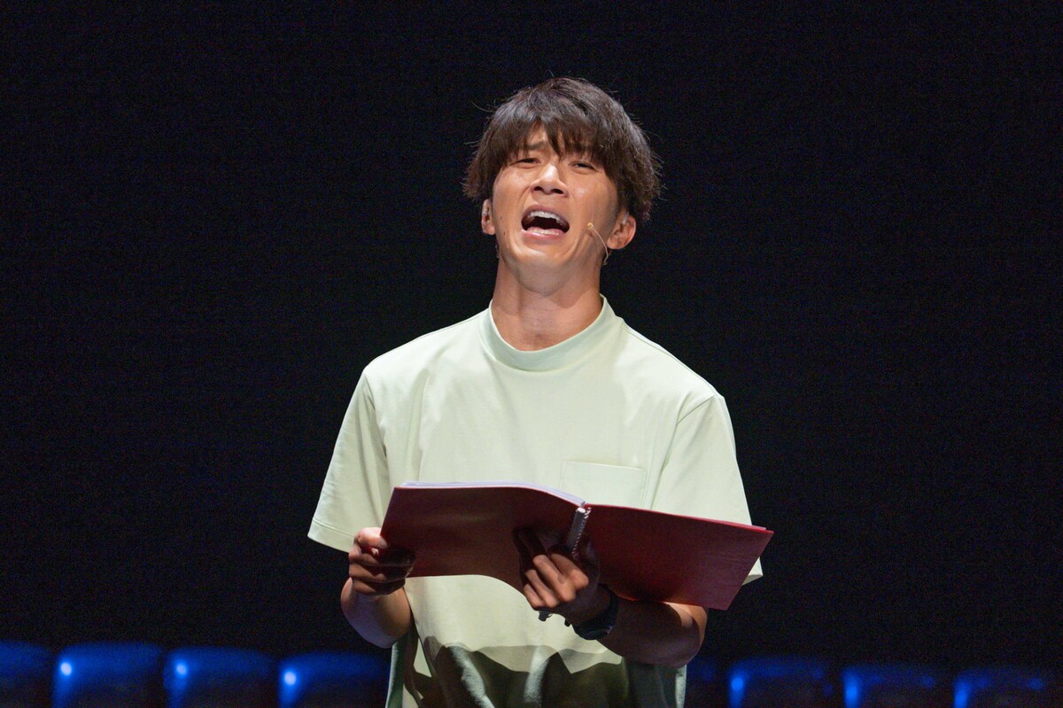 stage_natalie's tweet photo. 濵田崇裕・猪塚健太ら出演の朗読劇「たもつん」開幕、猪塚は勢いあまって台本壊す（舞台写真 / コメントあり）
https://t.co/Wr0DIND97y https://t.co/Ge3s2cYFZY