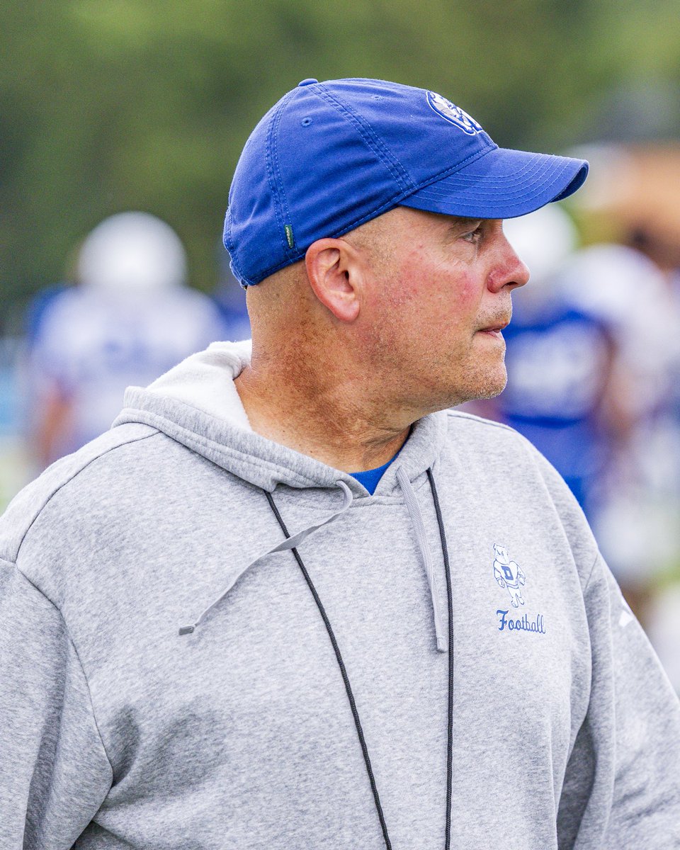 DrakeBulldogsFB's tweet photo. .@CoachSipple Appreciation Post 🛠️

#DSMHometownTeam https://t.co/Y11q8WBXul
