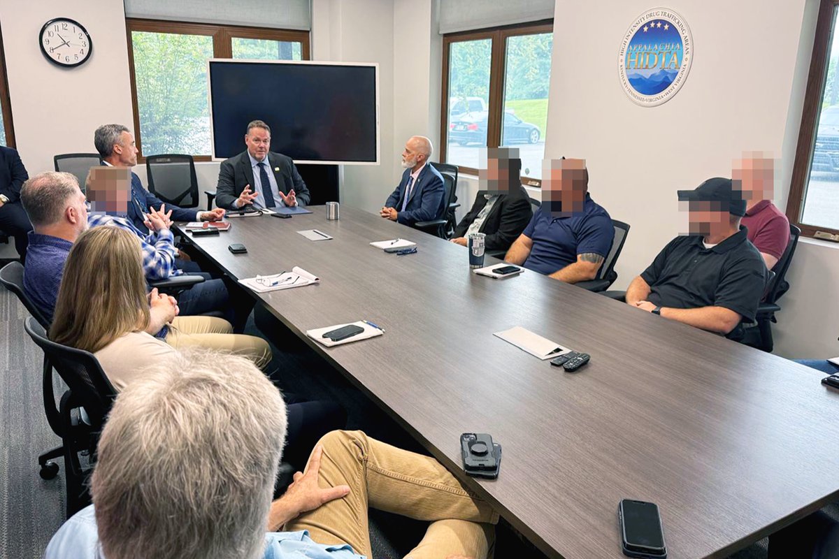 dealouisville's tweet photo. Earlier this week #DEA Principal Deputy Administrator Dan Salter visited the Chattanooga, Tennessee Resident Office, where he met with personnel to discuss DEA's mission and our efforts to make a #FentanylFree🇺🇸  @DEAHQ  @TheJusticeDept https://t.co/bLJURsJRUP