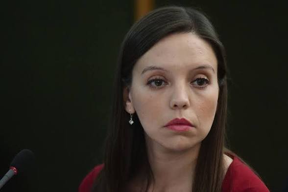 andres20ad's tweet photo. Camila Flores acusa a Fabiola Campillai de “vivir del Estado”, cuando es ella quien ROBA AL ESTADO. El Estado le entrega millones para pagar a sus subalternos, pero Camila se queda con ese dinero. Camila es una delincuente; pero es peor que eso: es una mierda pinochetista. https://t.co/lCq2xFH8oX