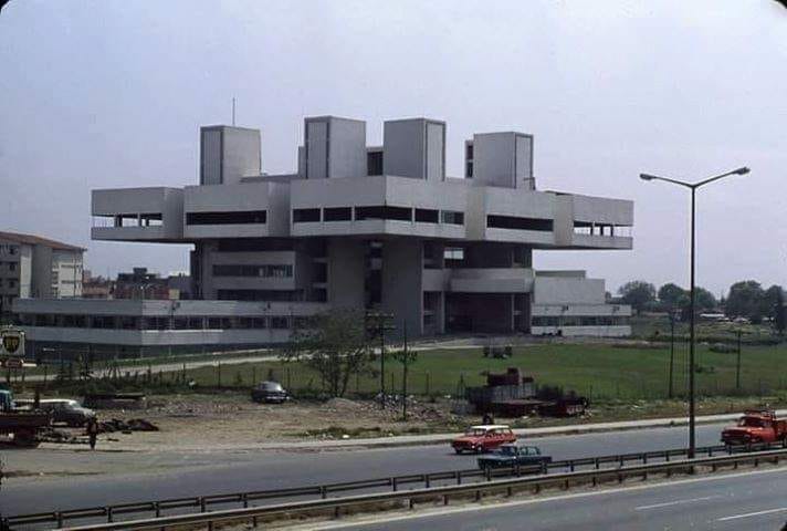 CNybak's tweet photo. The coolest building of its time: 
Tercüman newspaper facilities, Topkapı-Cevizlibağ, İstanbul, 1974 https://t.co/QhZqyP8K9v