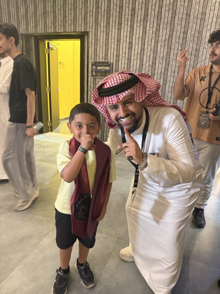 4liti_'s tweet photo. جاء اسطورة التشجيع يازييينه ❤️❤️❤️❤️ https://t.co/a372LxcrEF