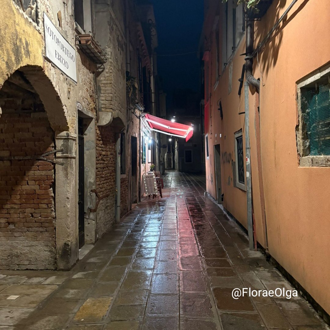 FloraeOlga's tweet photo. Luogo forse banale, ma certamente famosissimo
𝘗𝘢𝘯𝘦 𝘦 𝘵𝘶𝘭𝘪𝘱𝘢𝘯𝘪 a Venezia https://t.co/oCbhQcDAZp