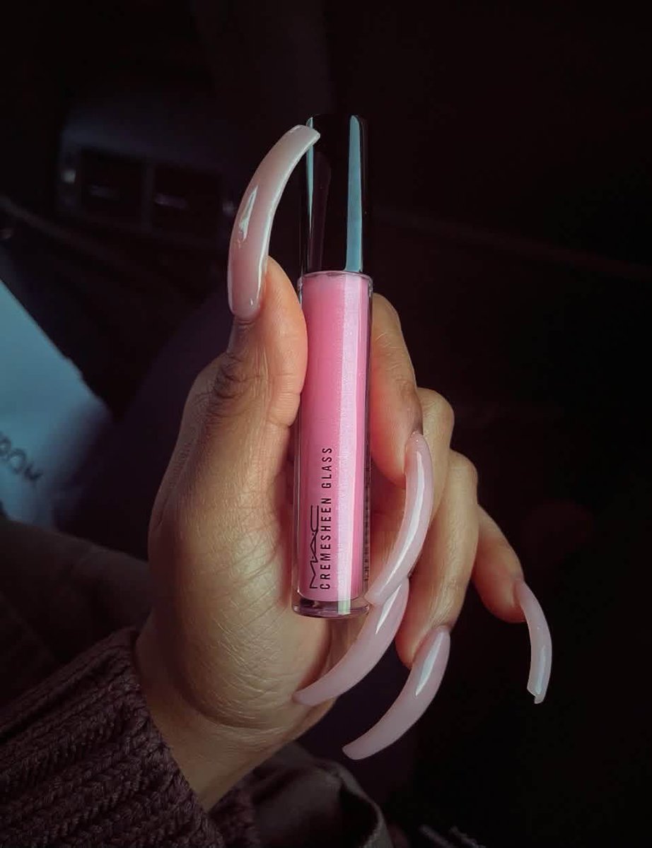 layxsnv's tweet photo. Mac got the best lippies out 😩😍💕 https://t.co/ghO1quNJJa