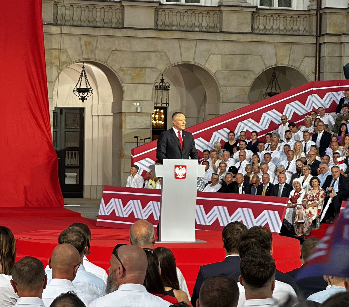 DolnyMokotow's tweet photo. Świętujemy 1. rok najlepszej prezydentury ever.
Zdrowie Pana Prezydenta @NawrockiKn! 🇵🇱♥️😍

Niech żyje nasz Prezydent‼️
Niech żyje Polska‼️

*Miś oczywiście od Pana Karola dla @mamalook_pl. https://t.co/bMTCKiDhUU