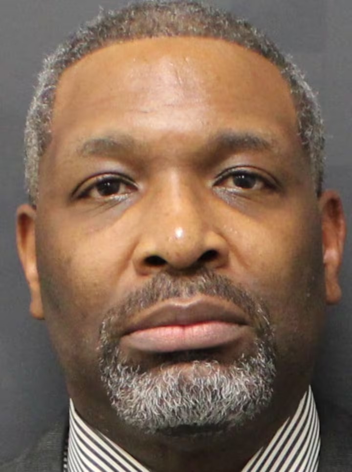 libsoftiktok's tweet photo. OMG

Lamont Cole, Superintendent of @ebrpschools in Louisiana, was just arrested for allegedly accepting over $40,000 in bribes to redirect $600,000 in public contracts.

THE FRAUD NEVER ENDS https://t.co/DobFDyyijh