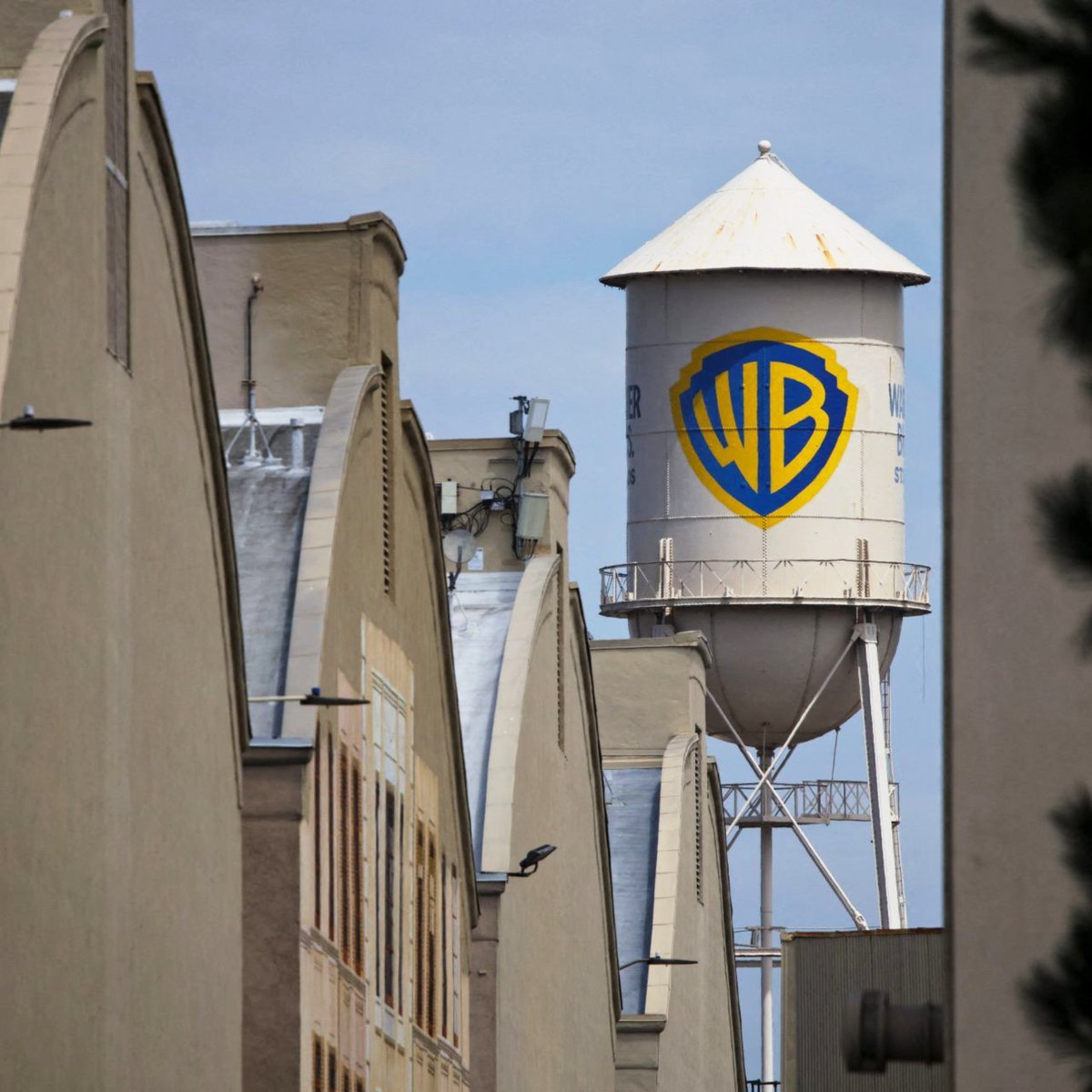 FOS's tweet photo. The impact of the loss of the NBA on TNT Sports parent company Warner Bros. Discovery is now in full view.

WBD's Q2 revenue fell 11% to $8.7 billion, net income dropped 91% to $149 million, and advertising fell 22% year over year.