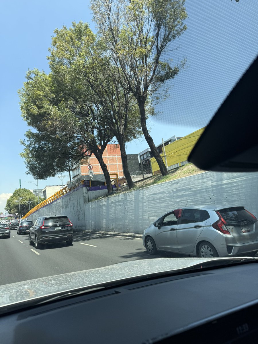 orfeonegro's tweet photo. @telediario @anyalanis14 Pues si el gobierno deja que en camellones esté lleno de casas improvisadas https://t.co/dzeN5Dxoww