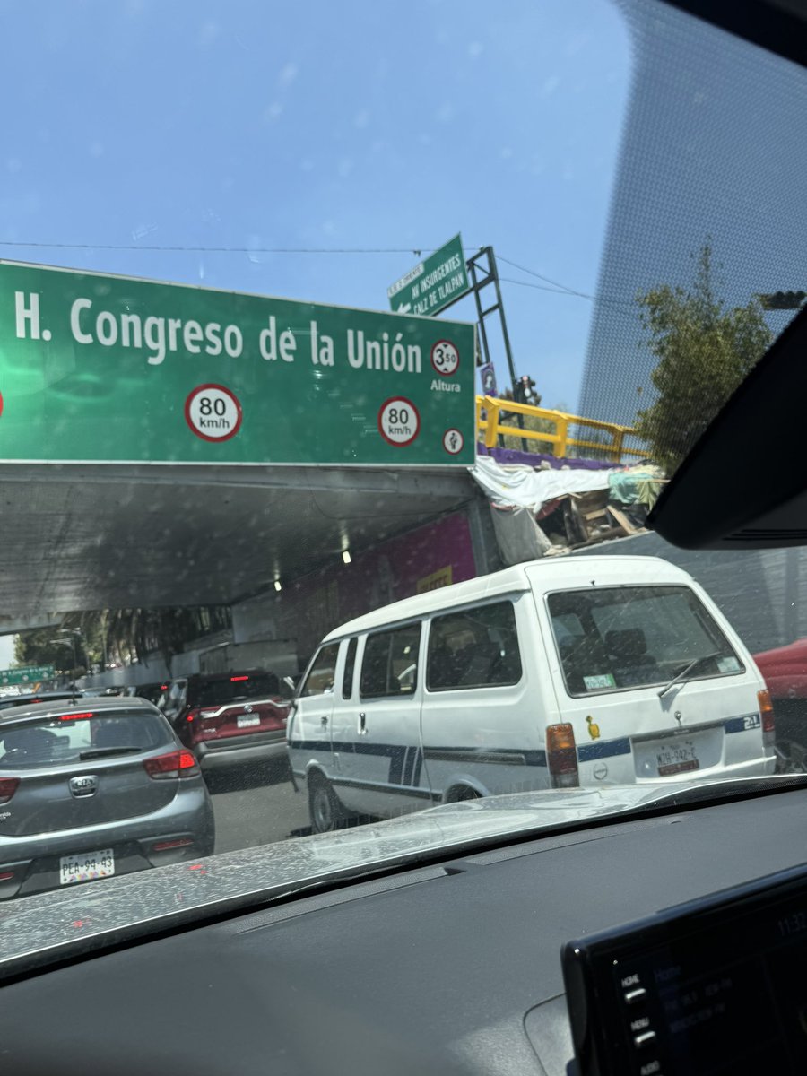 orfeonegro's tweet photo. @telediario @anyalanis14 Pues si el gobierno deja que en camellones esté lleno de casas improvisadas https://t.co/dzeN5Dxoww
