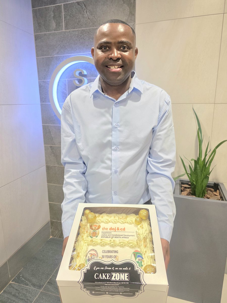 TokoMasemola's tweet photo. Today is my birthday. I thank God for His Love and Grace. I celebrated Part 1 of my birthday with my colleagues at work. 🎂🥳🎉 https://t.co/c2A3ZIeIFd