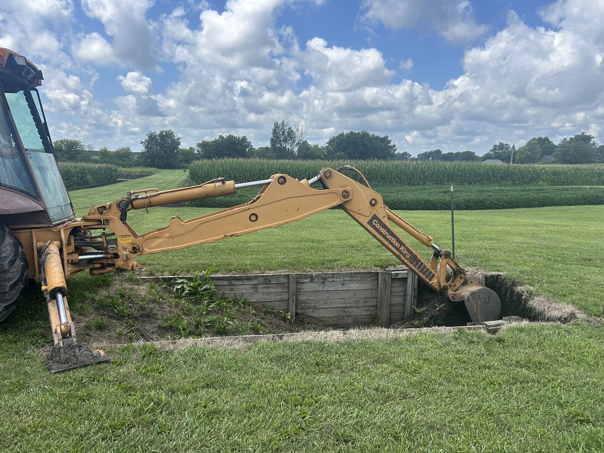 ISUFieldLab's tweet photo. A fresh face for the north soil pit! Big thank you to Jeff from the Ag Engineering & Agronomy Farm for coming out to clean up and reshape the pit in preparation for next weekβs AGRON 2790 undergraduate class. #IowaAg #ISUExtension #SoilScience https://t.co/T33WDMB6Eg