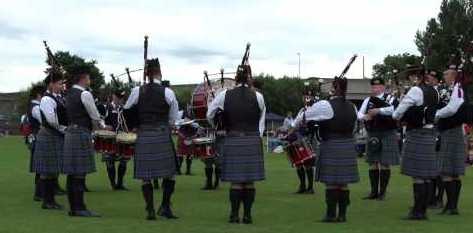 tourscotland's tweet photo. This evening, I am reporting on a Tour #Scotland travel video Blog of #Wallacestone and District Pipe Band playing bagpipes music on visit and trip to #Burntisland, #Fife. The band wears Hunting Sinclair #tartan #kilts https://t.co/ajOeUwVrhn https://t.co/lS9ZLl55qP