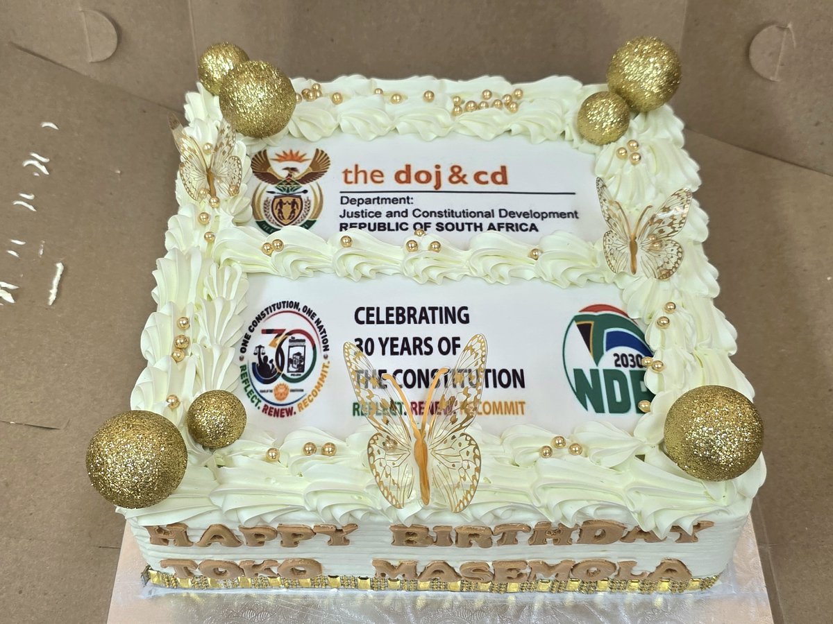 TokoMasemola's tweet photo. Today is my birthday. I thank God for His Love and Grace. I celebrated Part 1 of my birthday with my colleagues at work. 🎂🥳🎉 https://t.co/c2A3ZIeIFd