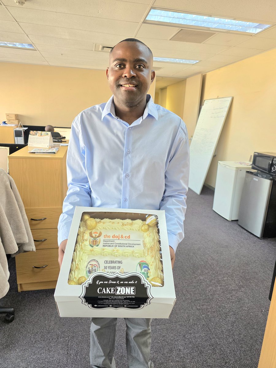 TokoMasemola's tweet photo. Today is my birthday. I thank God for His Love and Grace. I celebrated Part 1 of my birthday with my colleagues at work. 🎂🥳🎉 https://t.co/c2A3ZIeIFd