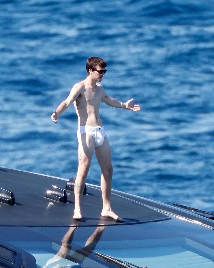 DramaQueenntv's tweet photo. David Beckham and his son having family time on their yatch https://t.co/LPWFJu7QY6
